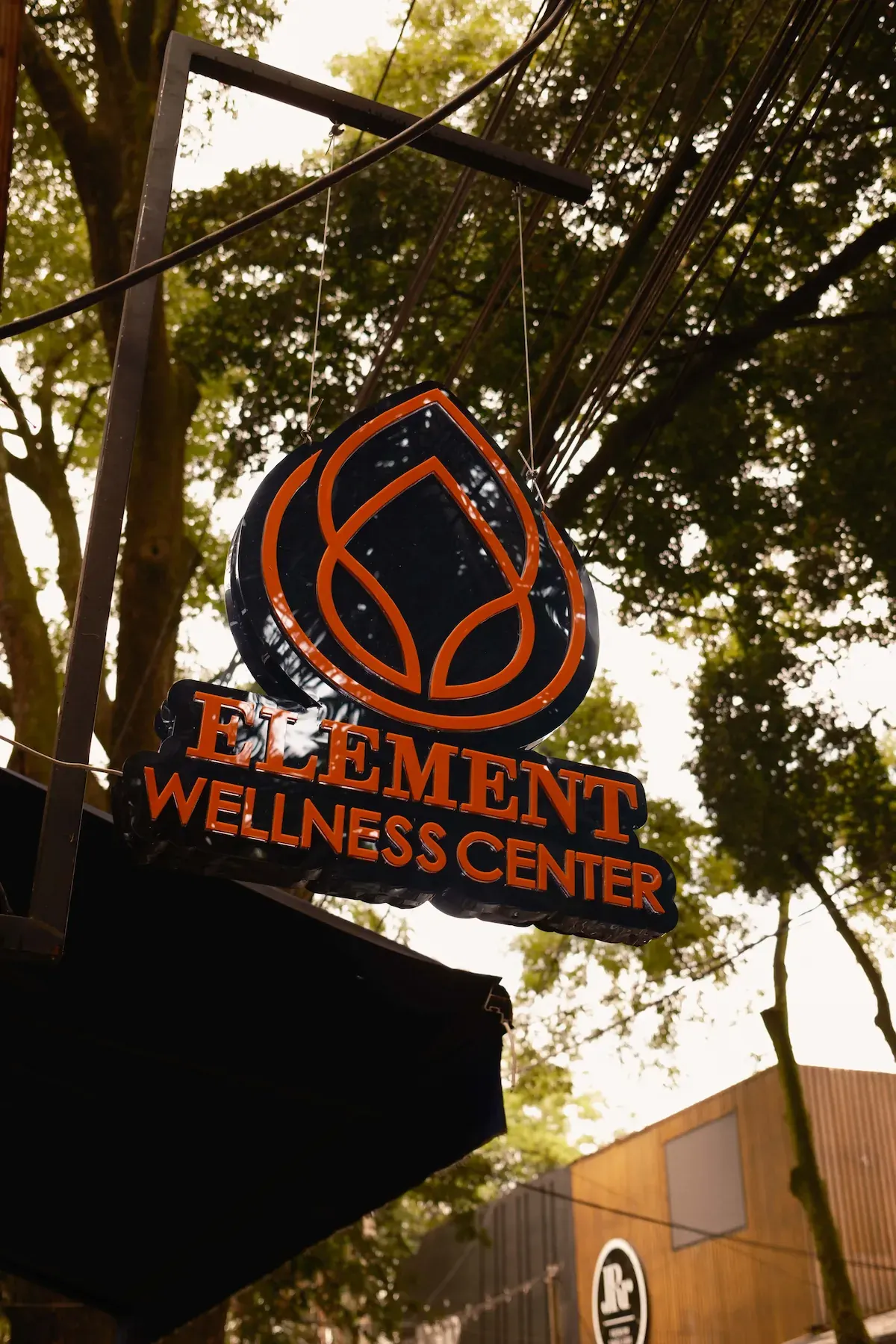 Letrero de Element Wellness Center en la pared de la sala de tratamiento