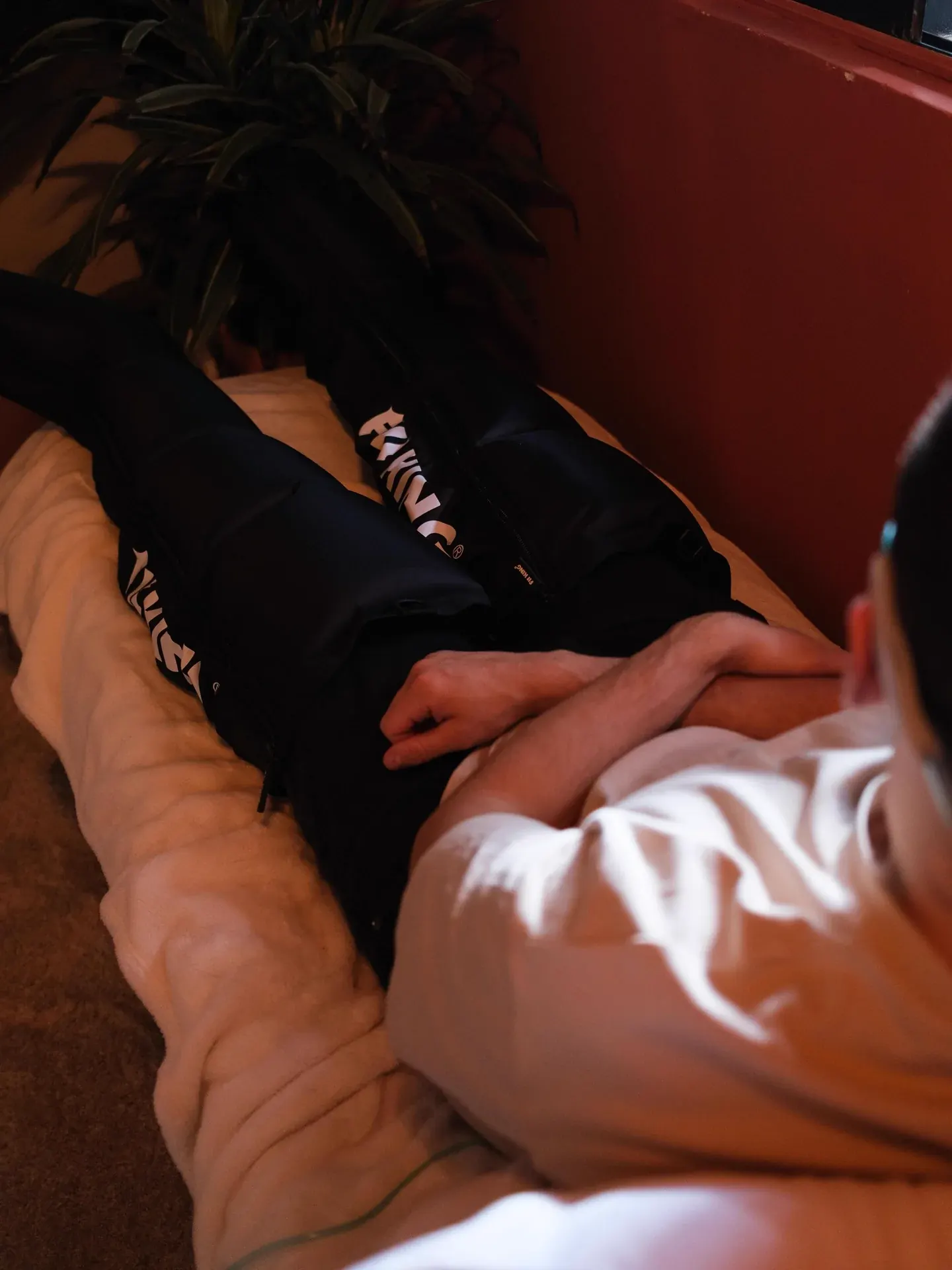 Cliente descansando con botas de compresión en Element Wellness Center