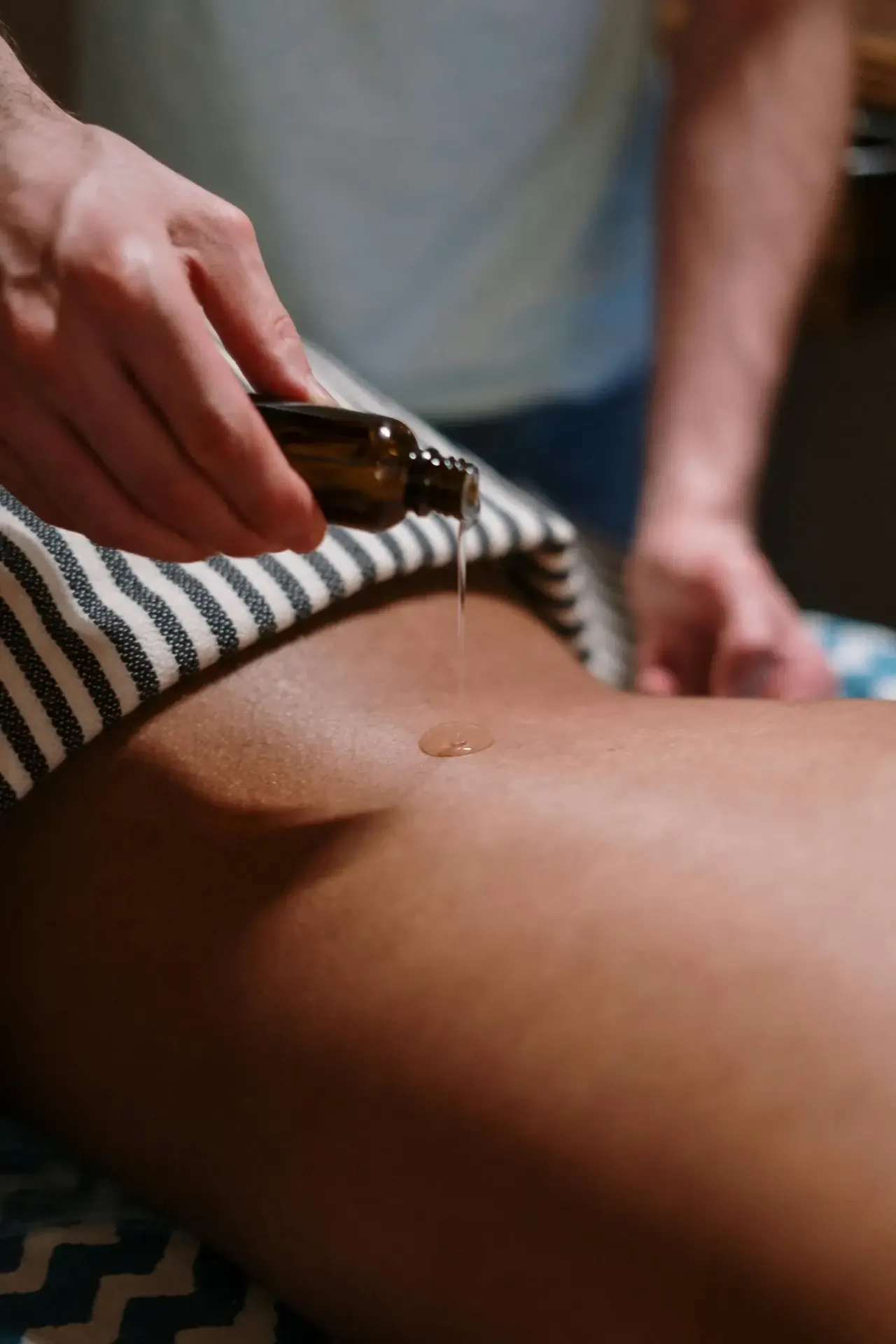 Toallas suaves y velas en un espacio de tratamiento tranquilo